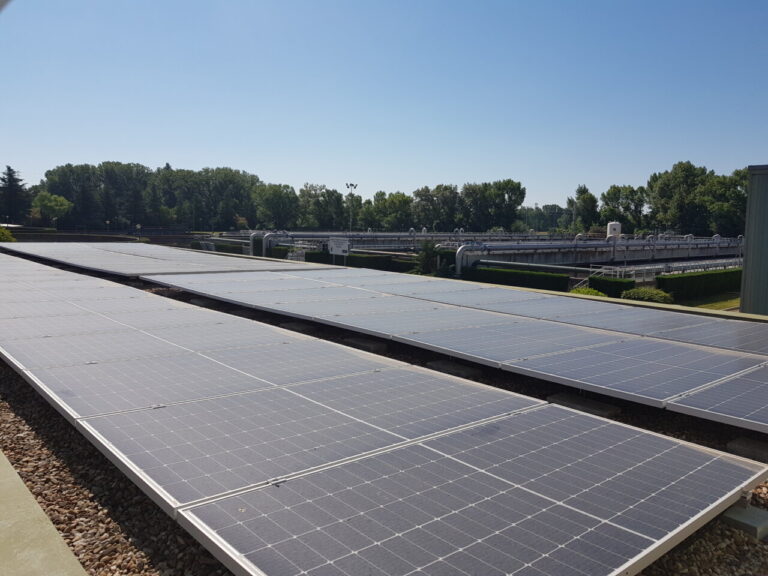 Paneles solares instalados en la Ecofactoria de Palencia