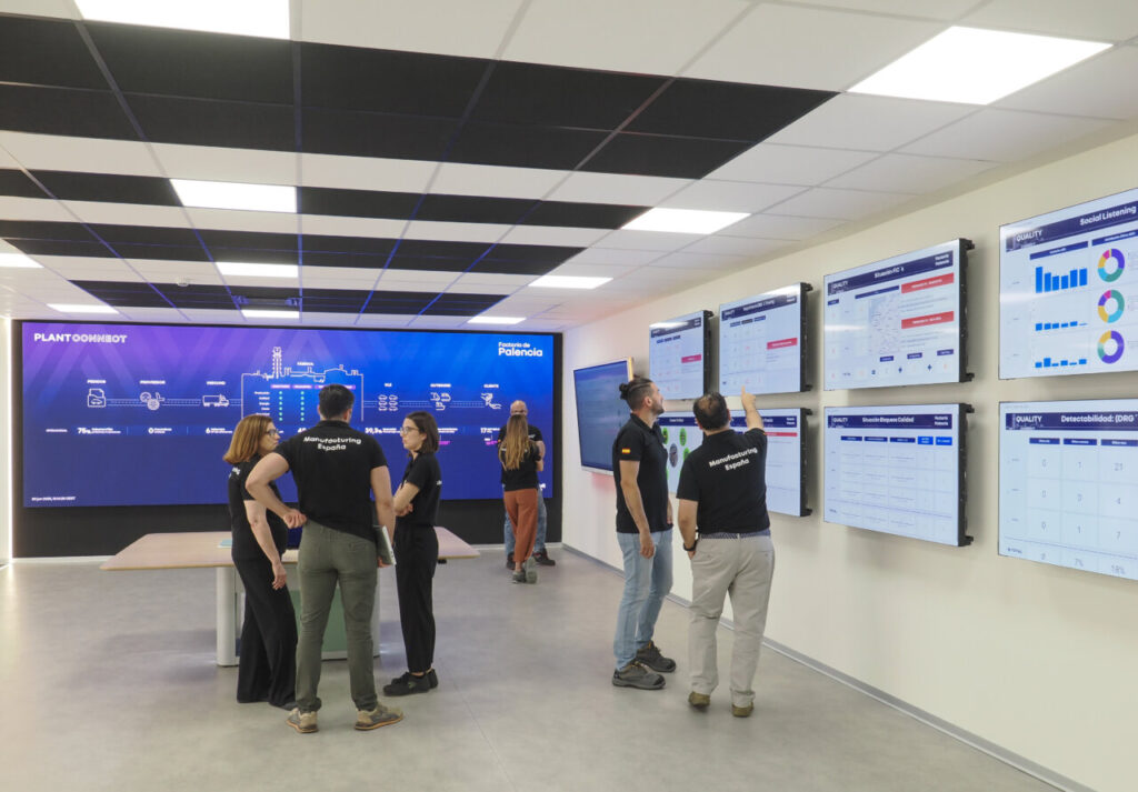 Equipo de Renault revisando datos en la plataforma Plant Connect