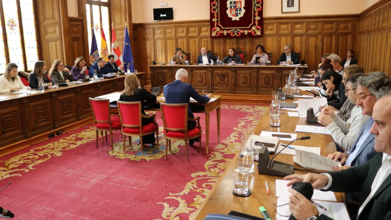 Reunión del pleno del Ayuntamiento de Palencia con varios concejales presentes