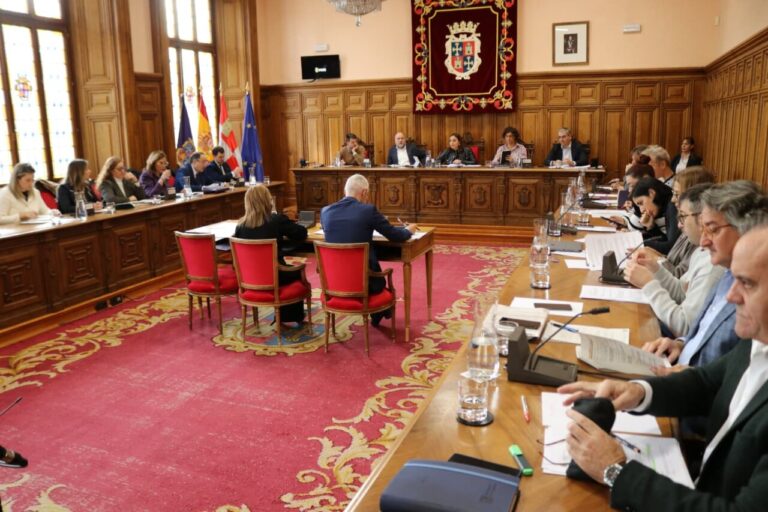 Reunión del pleno del Ayuntamiento de Palencia con varios concejales presentes