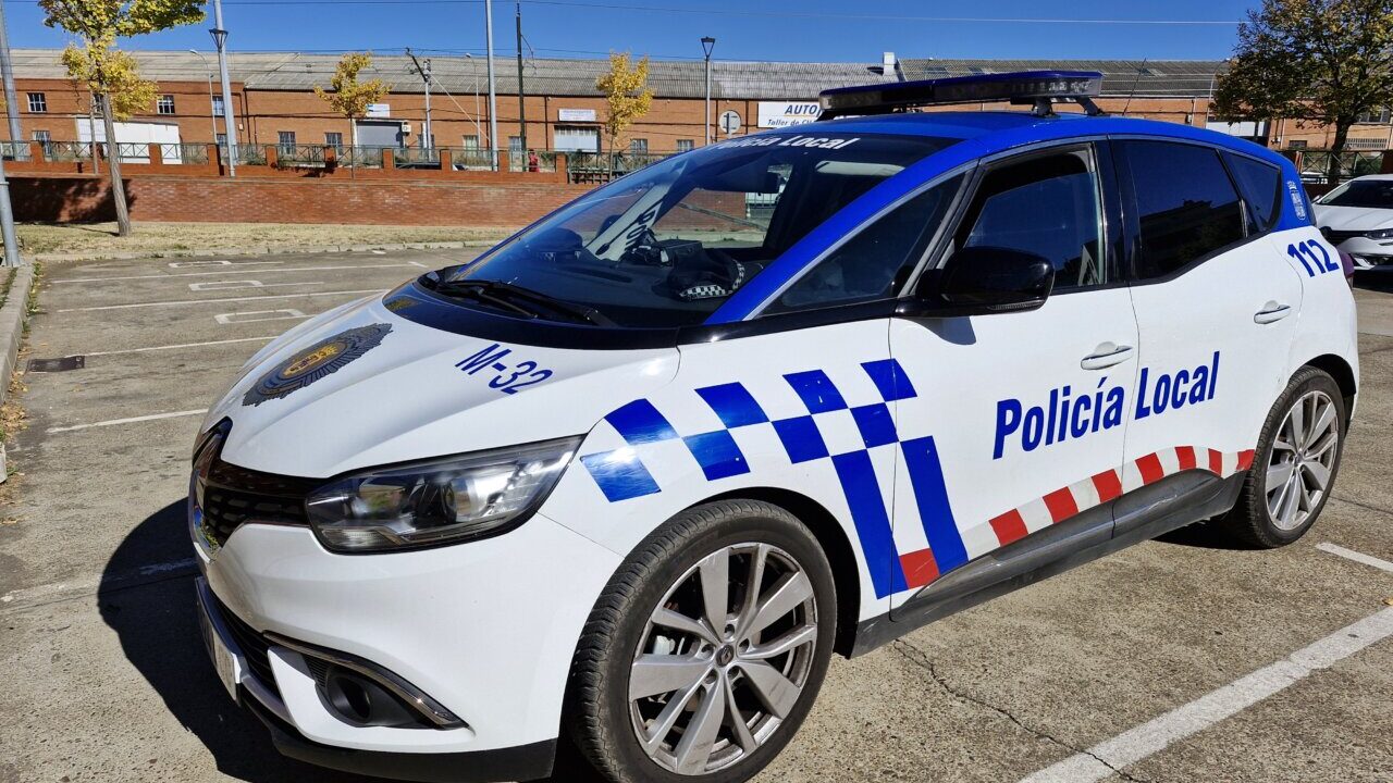 Vehículo de la Policía Local de Palencia estacionado en una calle