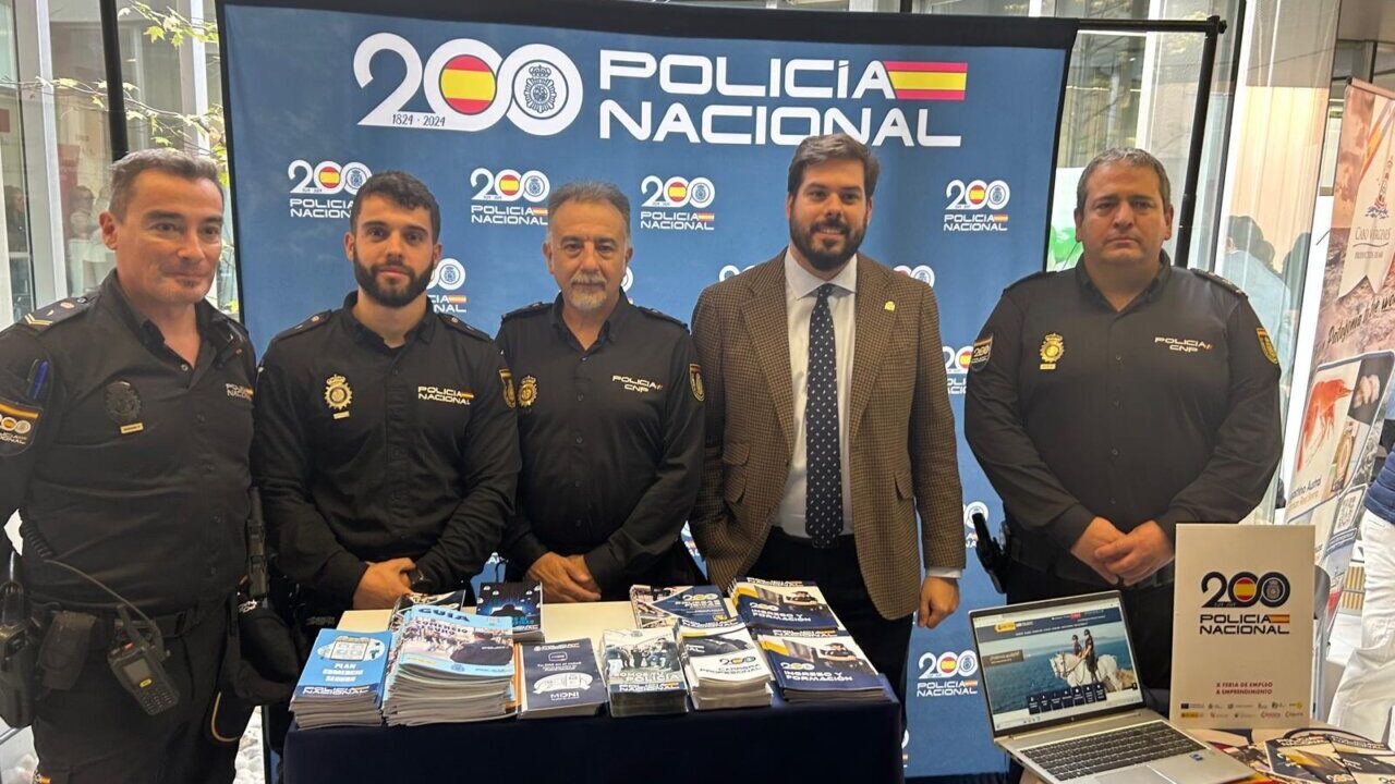 Agentes de la Policía Nacional en la Feria de Empleo y Emprendimiento en Palencia