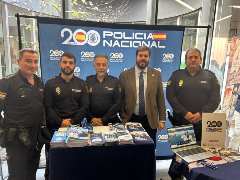 Agentes de la Policía Nacional en la Feria de Empleo y Emprendimiento en Palencia