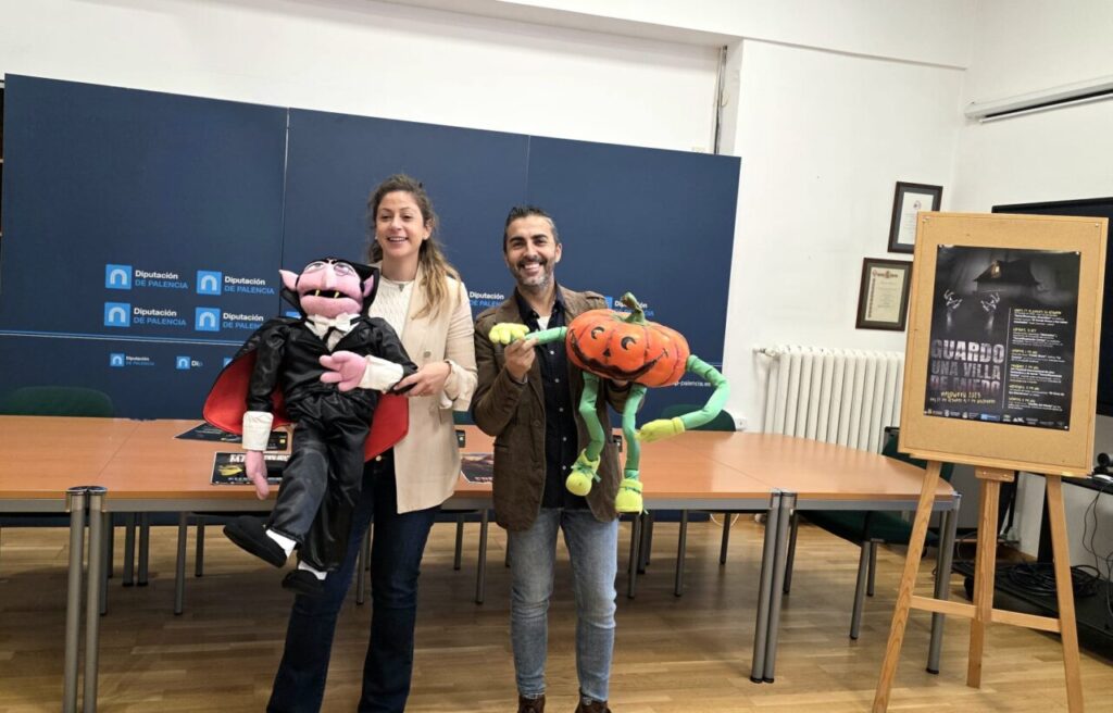 Dos personas sosteniendo marionetas de Halloween en una presentación