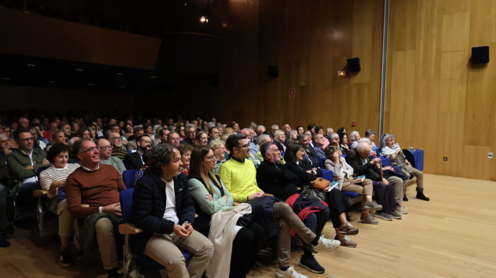 Asistentes a la presentación de la novela en el Cine Amor