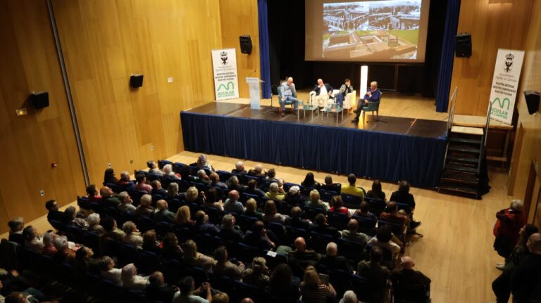 Presentación de la novela de Peridis en el Cine Amor con público asistente.