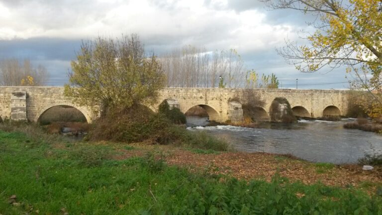 Puente románico sobre el río Carrión en Villamuriel de Cerrato
