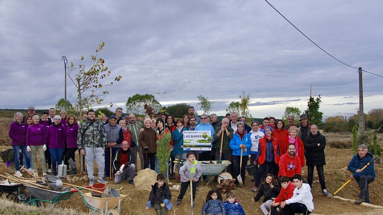 Grupo de voluntarios trabajando en la recuperación del humedal Las Barreras.