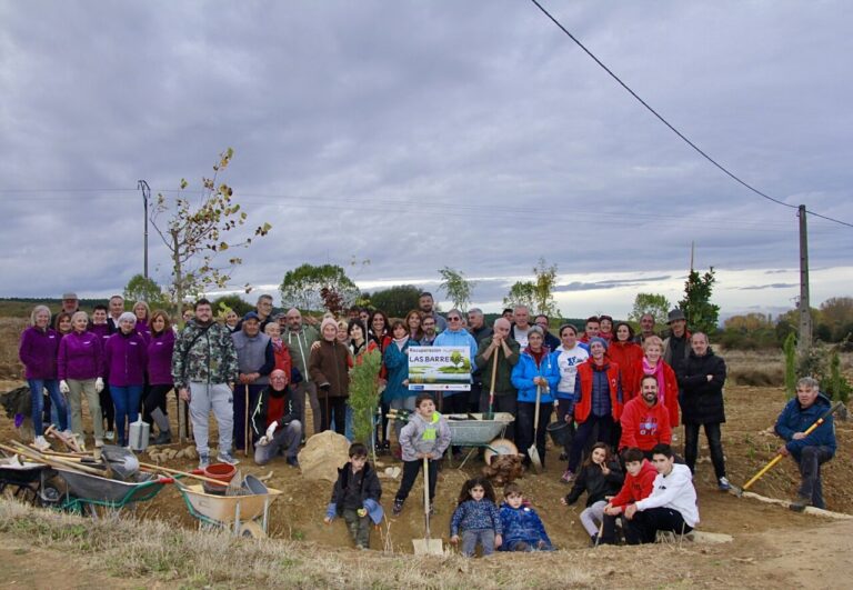 Grupo de voluntarios trabajando en la recuperación del humedal Las Barreras.