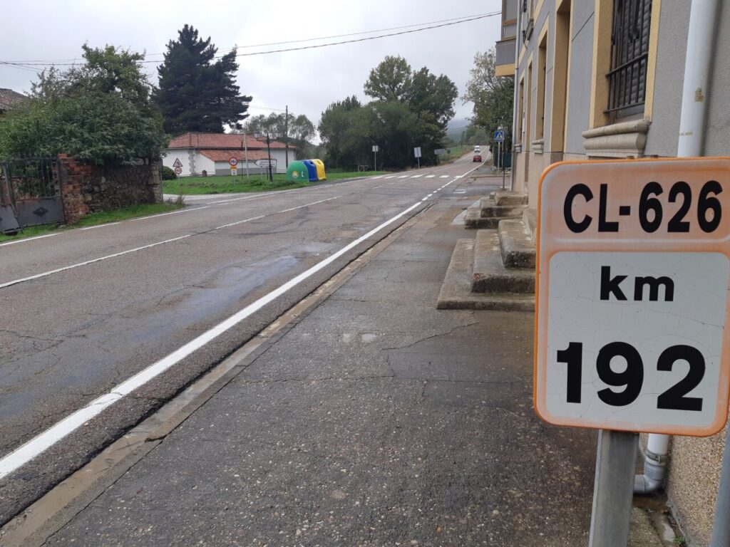 Señal de carretera CL-626 en Palencia con el kilómetro 192