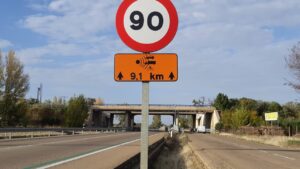 Señal de límite de velocidad y advertencia de ciclistas en carretera