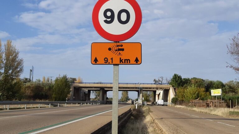Señal de límite de velocidad y advertencia de ciclistas en carretera