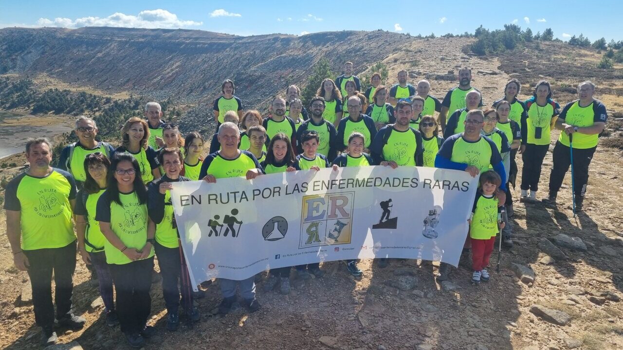 Grupo de personas con camisetas verdes en una ruta por la naturaleza