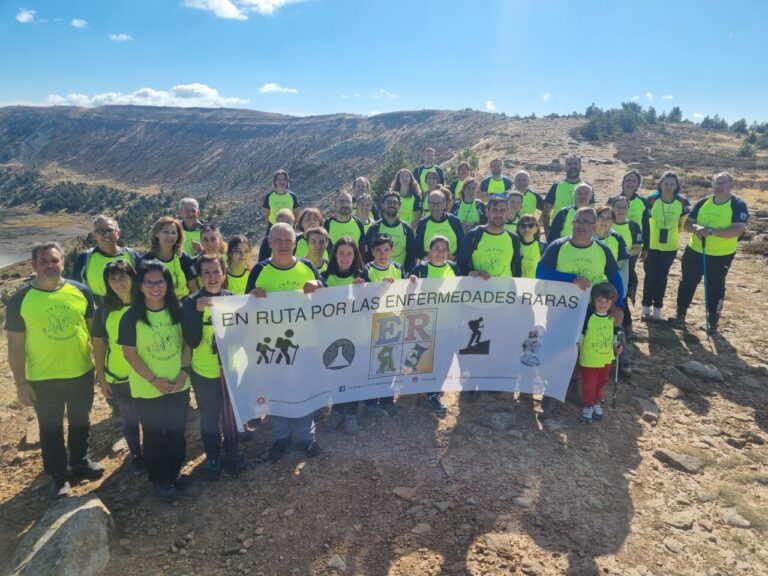 Grupo de personas con camisetas verdes en una ruta por la naturaleza