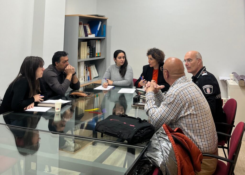 Reunión sobre el mercadillo ambulante de Palencia con varios participantes.