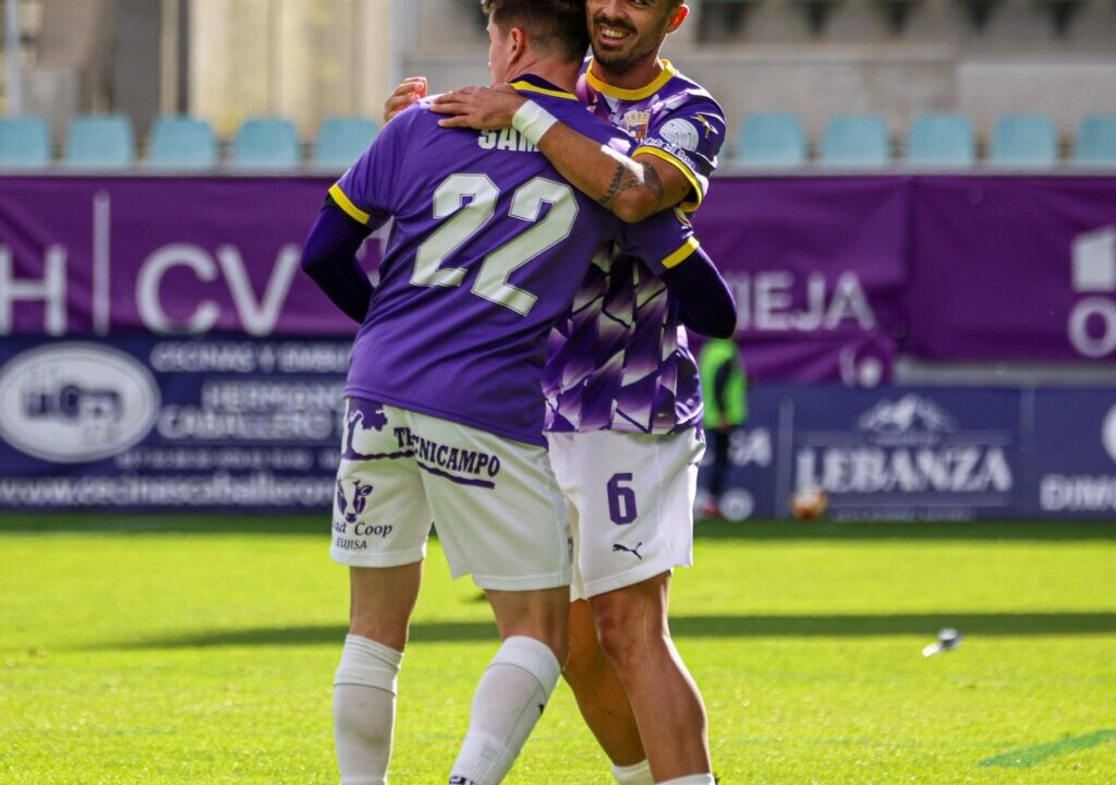 Rodri y Samu celebrando un gol en el campo de fútbol.
