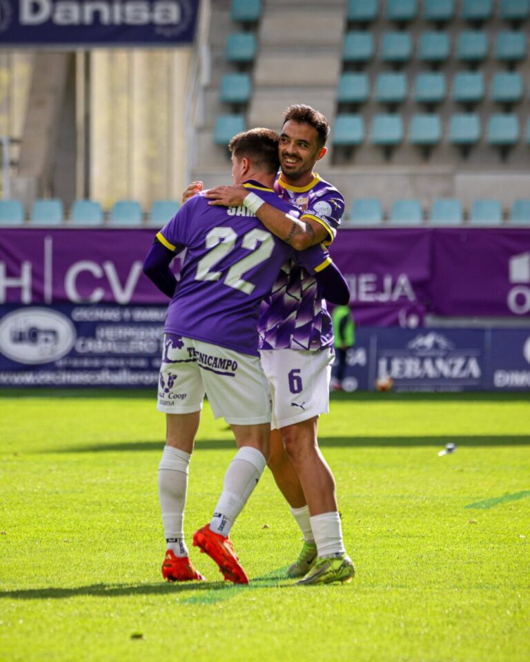 Rodri y Samu celebrando un gol en el campo de fútbol.