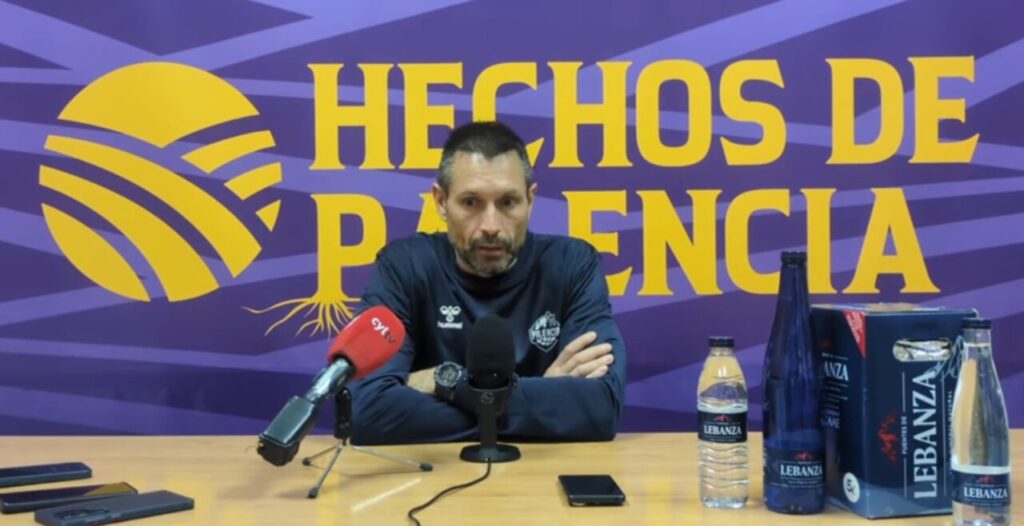 Natxo Lezkano en rueda de prensa sobre el partido de baloncesto