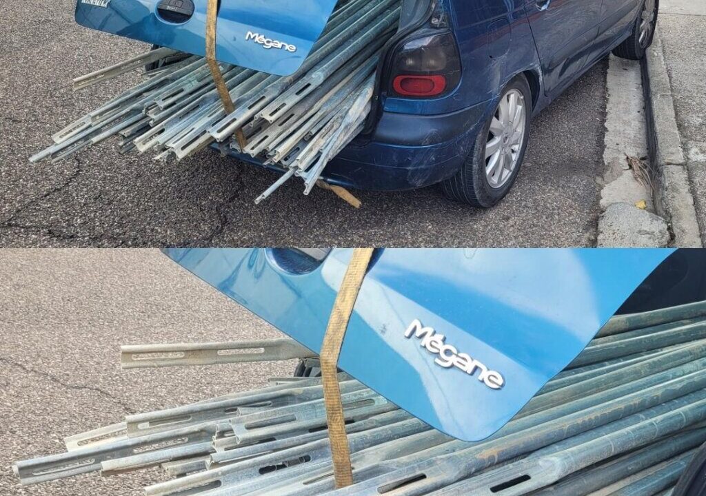 Vehículo Renault Megane con carga excesiva de listones metálicos mal asegurados
