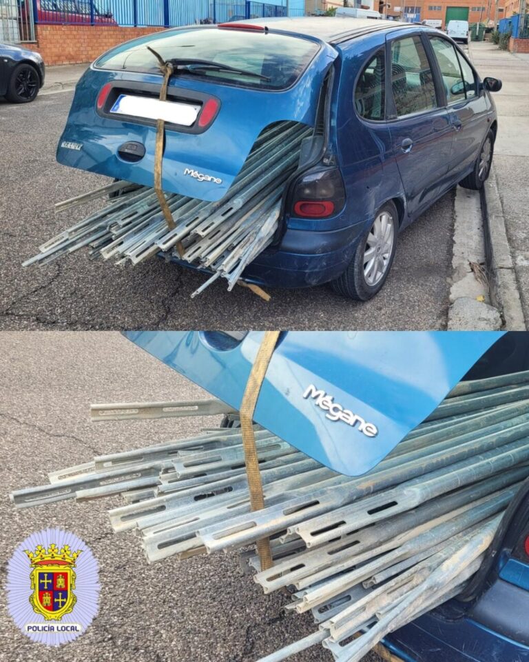 Vehículo Renault Megane con carga excesiva de listones metálicos mal asegurados
