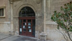 Entrada del Ayuntamiento de Palencia con detalles arquitectónicos