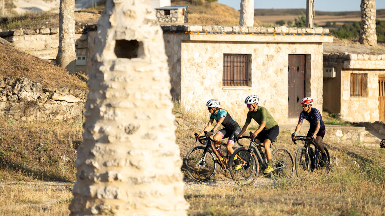 Ciclistas recorriendo senderos en el Cerrato, Palencia.