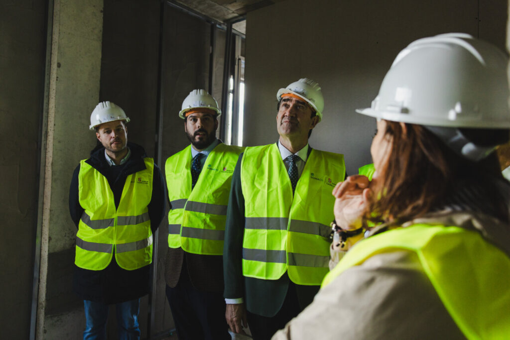 Juan Carlos Suárez-Quiñones en visita a obra con chalecos de seguridad