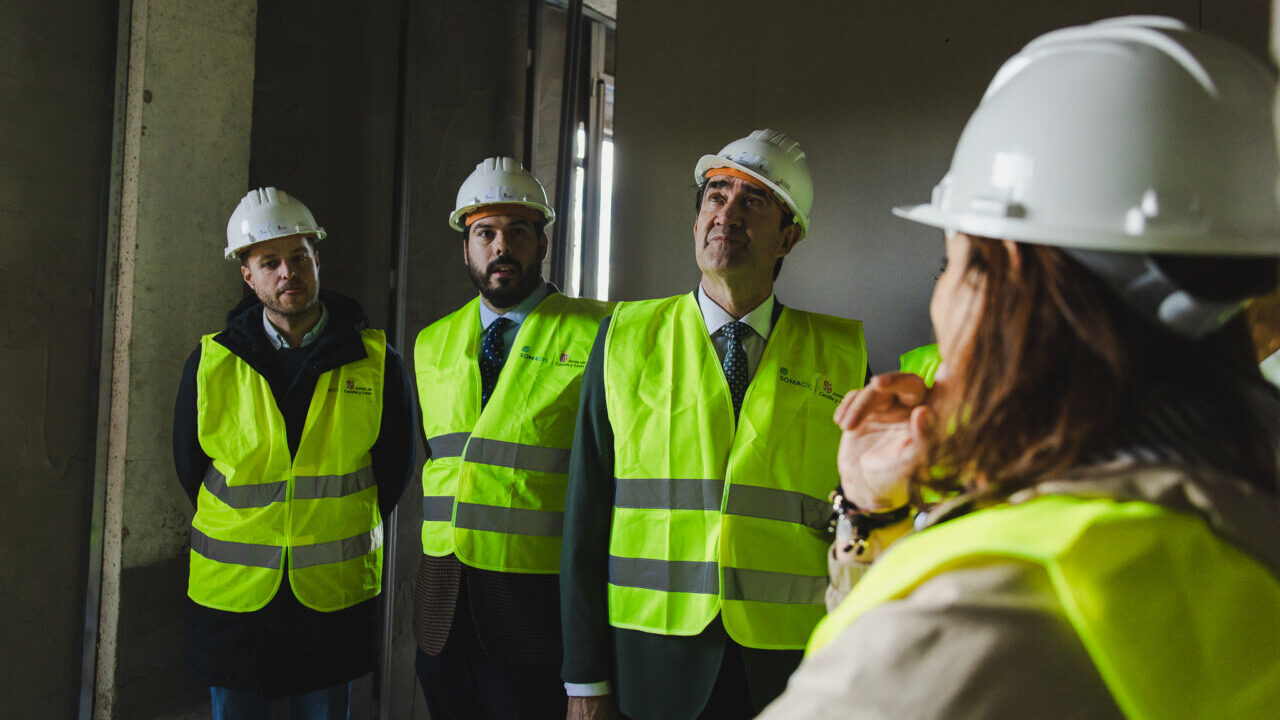 Juan Carlos Suárez-Quiñones en visita a obra con chalecos de seguridad