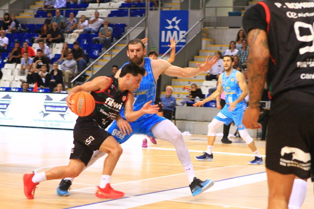 Jugadores de baloncesto compiten en un partido emocionante