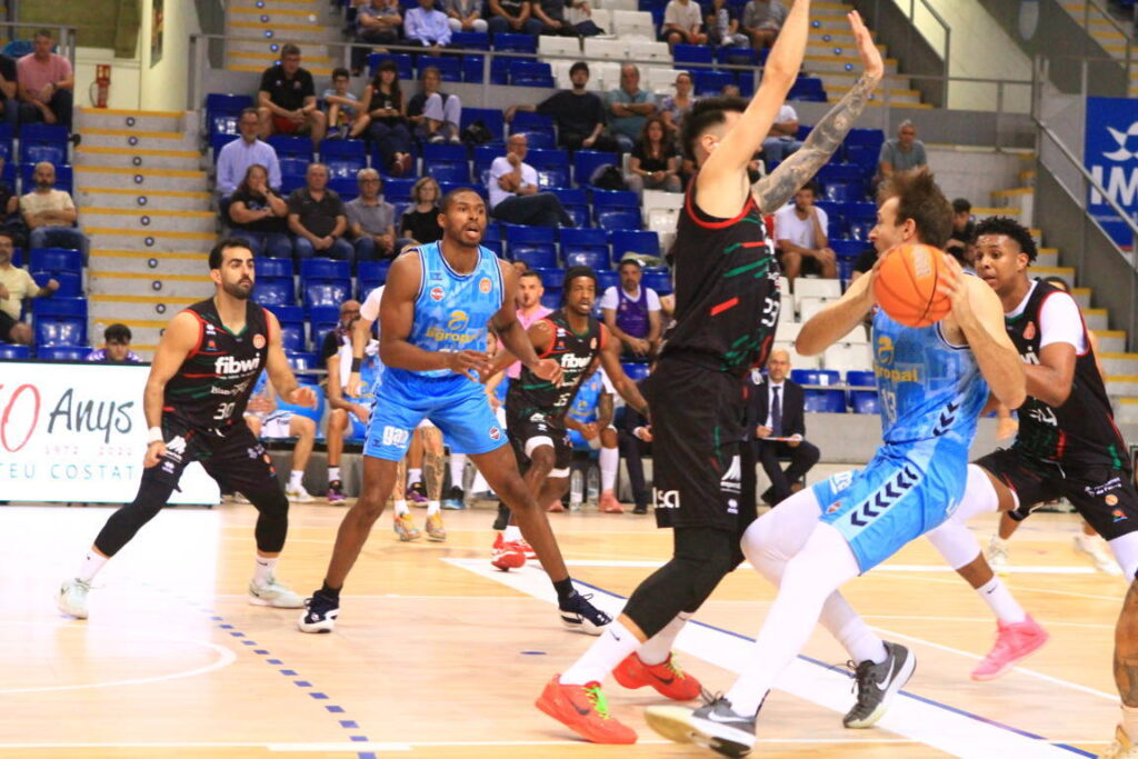 Jugadores de baloncesto en un partido de la Copa España