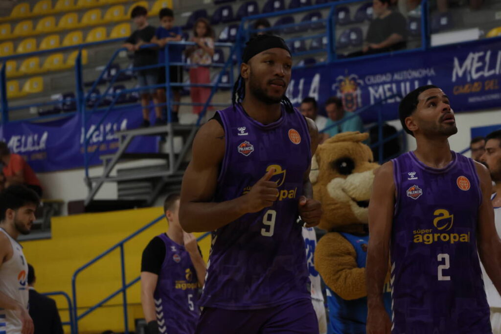Jugadores del Súper Agropal Palencia en un partido de baloncesto