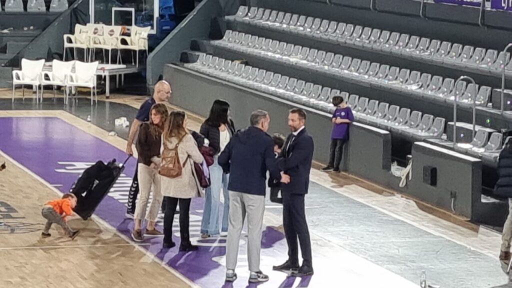 Personas conversando en la cancha del Súper Agropal Palencia
