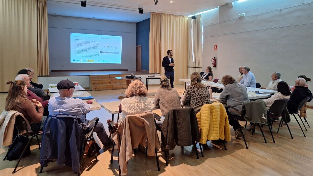 Reunión de profesionales en taller sobre enoturismo en Dueñas