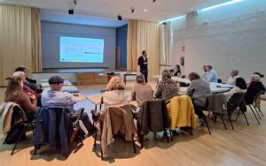 Reunión de profesionales en taller sobre enoturismo en Dueñas