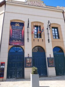 Fachada del Teatro Sarabia en Carrión de los Condes con cartelera de teatro.