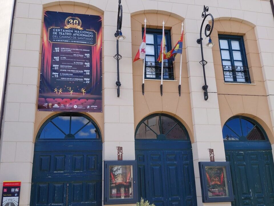 Fachada del Teatro Sarabia en Carrión de los Condes con cartelera de teatro.