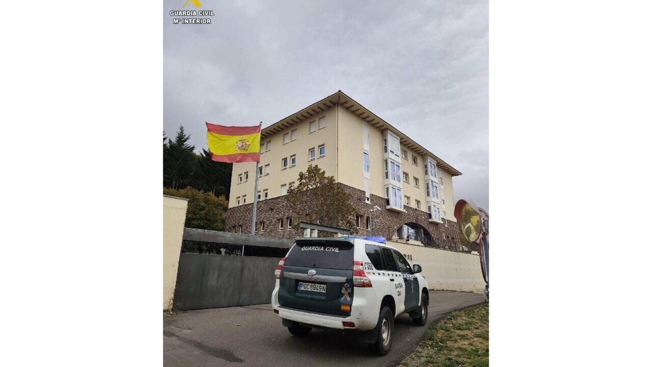 Vehículo de la Guardia Civil estacionado frente a un edificio en Barruelo de Santullán