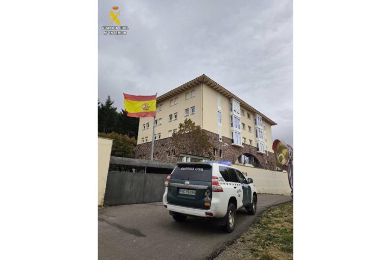 Vehículo de la Guardia Civil estacionado frente a un edificio en Barruelo de Santullán