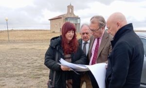 Grupo de personas revisando documentos en Paredes de Nava