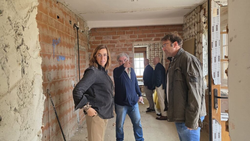 Visita de la Diputación a Abia de las Torres en un espacio en renovación