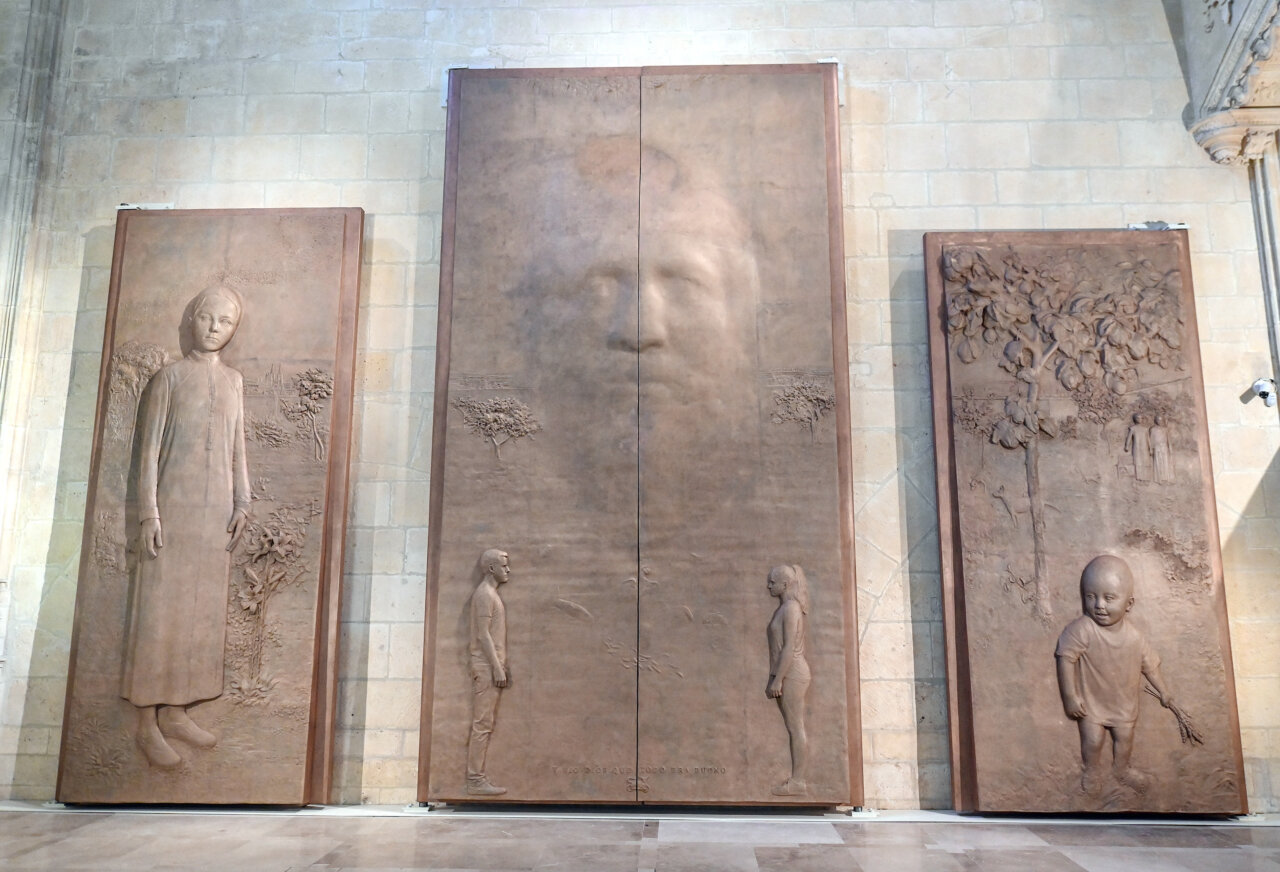 Relieves de bronce en la Catedral de Burgos, obra de Antonio López.