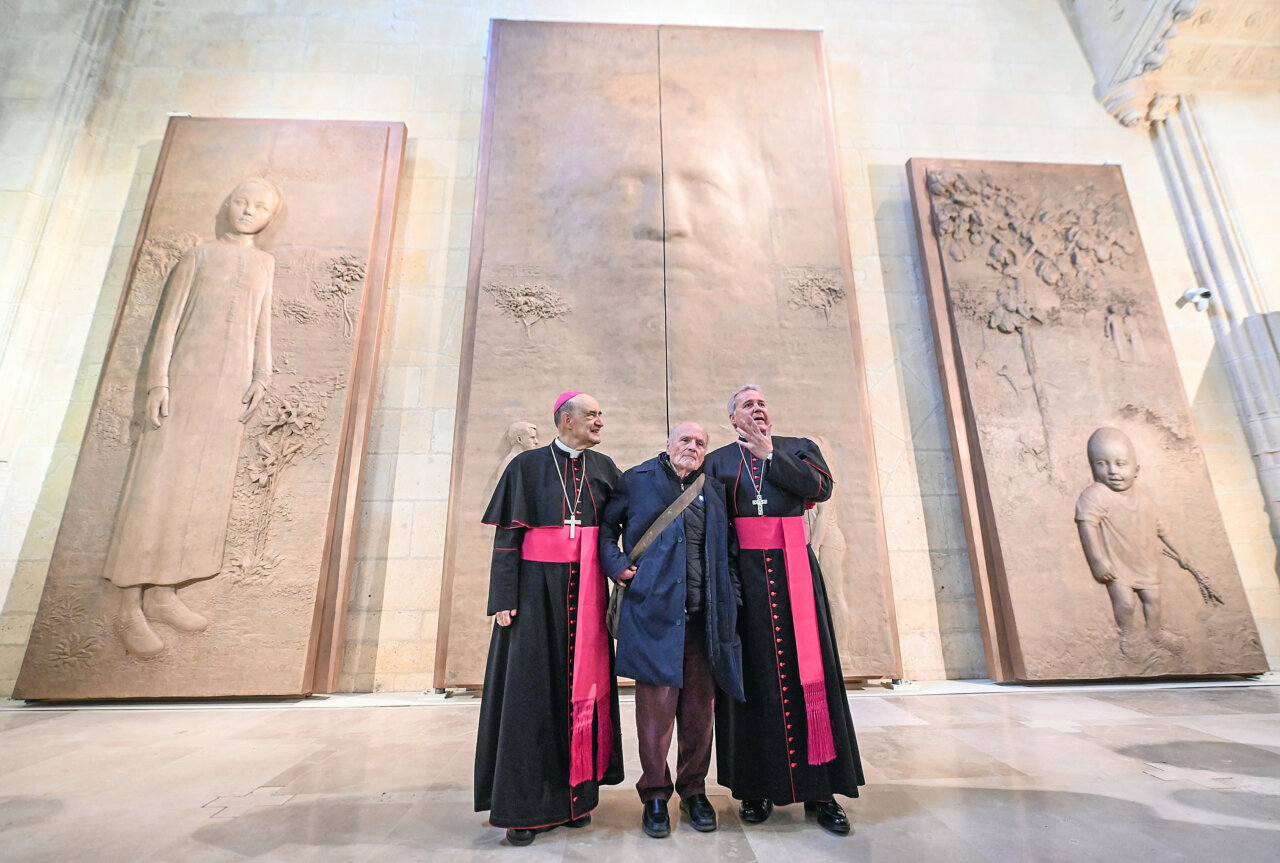Antonio López con dos obispos en la Catedral de Burgos junto a sus esculturas
