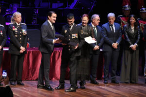 Entrega de medallas al mérito policial en Castilla y León con varios agentes y autoridades presentes.