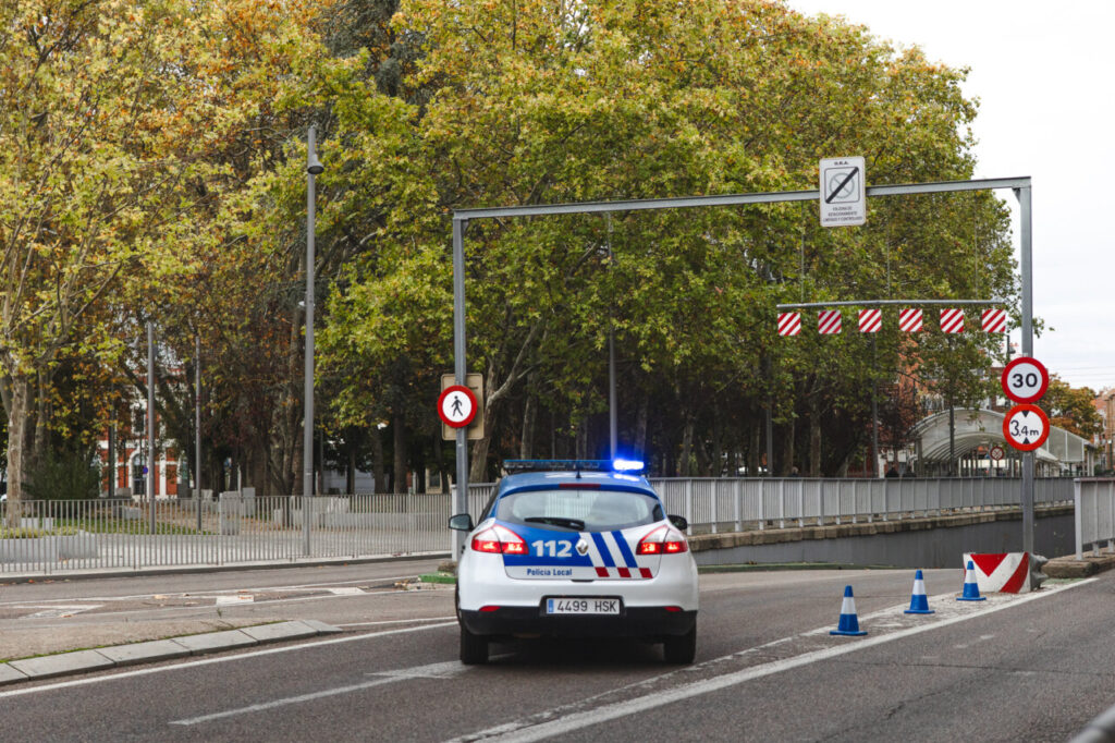Camión atascado en el túnel de la avenida de Santander en Palencia