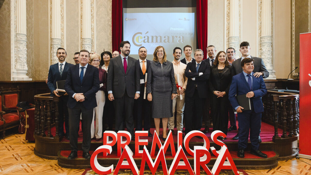 Grupo de personas en la entrega de premios de la Cámara de Comercio de Palencia