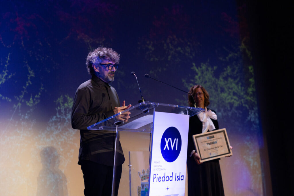 Claudio de la Cal recibiendo el Premio Piedad Isla en un evento