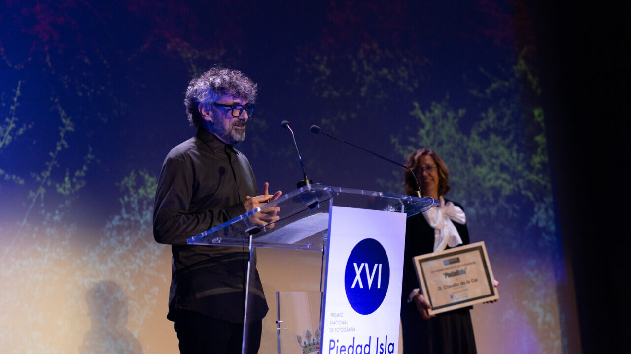Claudio de la Cal recibiendo el Premio Piedad Isla en un evento