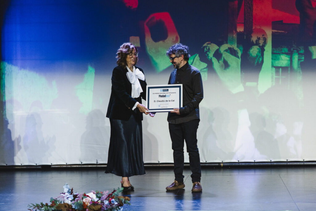 Claudio de la Cal recibe el Premio Piedad Isla en un evento