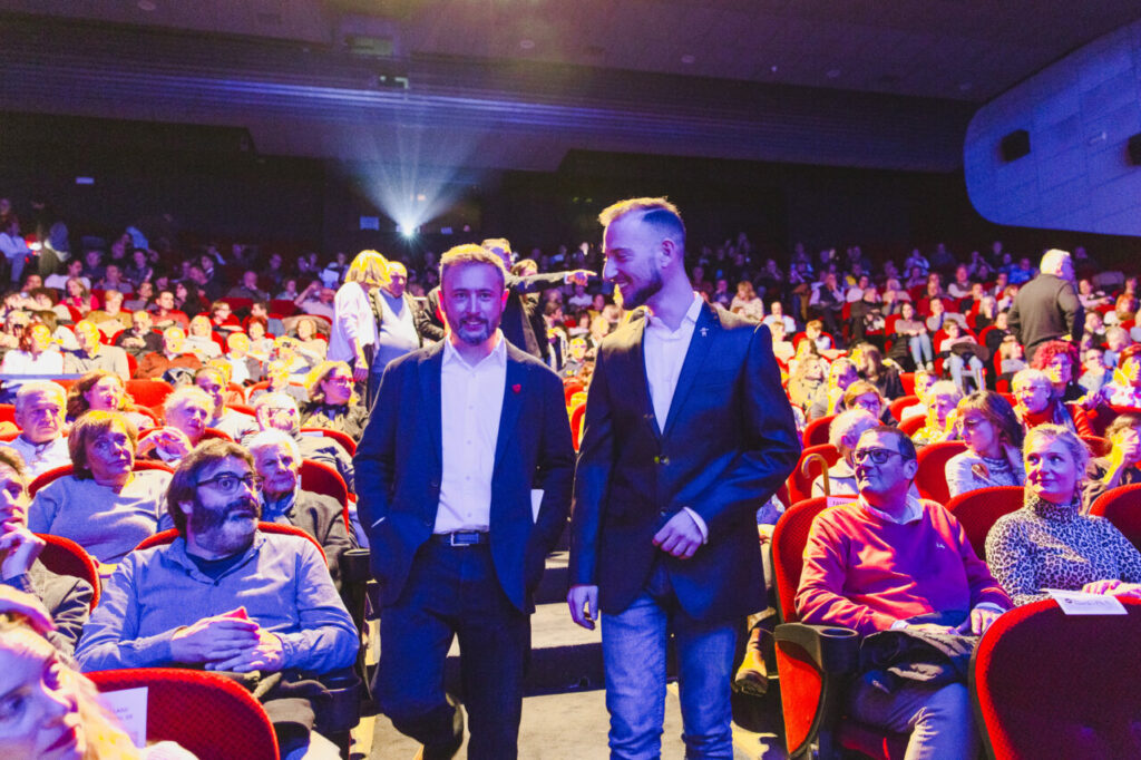 Claudio de la Cal recibiendo un premio en un evento con público