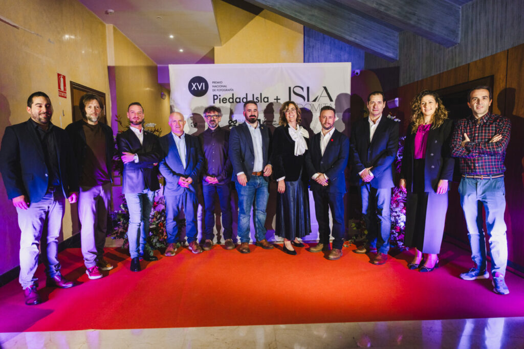 Claudio de la Cal recibiendo el Premio Piedad Isla en un evento